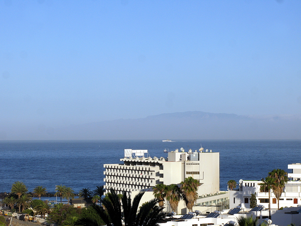 IMG_0578.JPG - Läbi udu paistab La Gomera saar